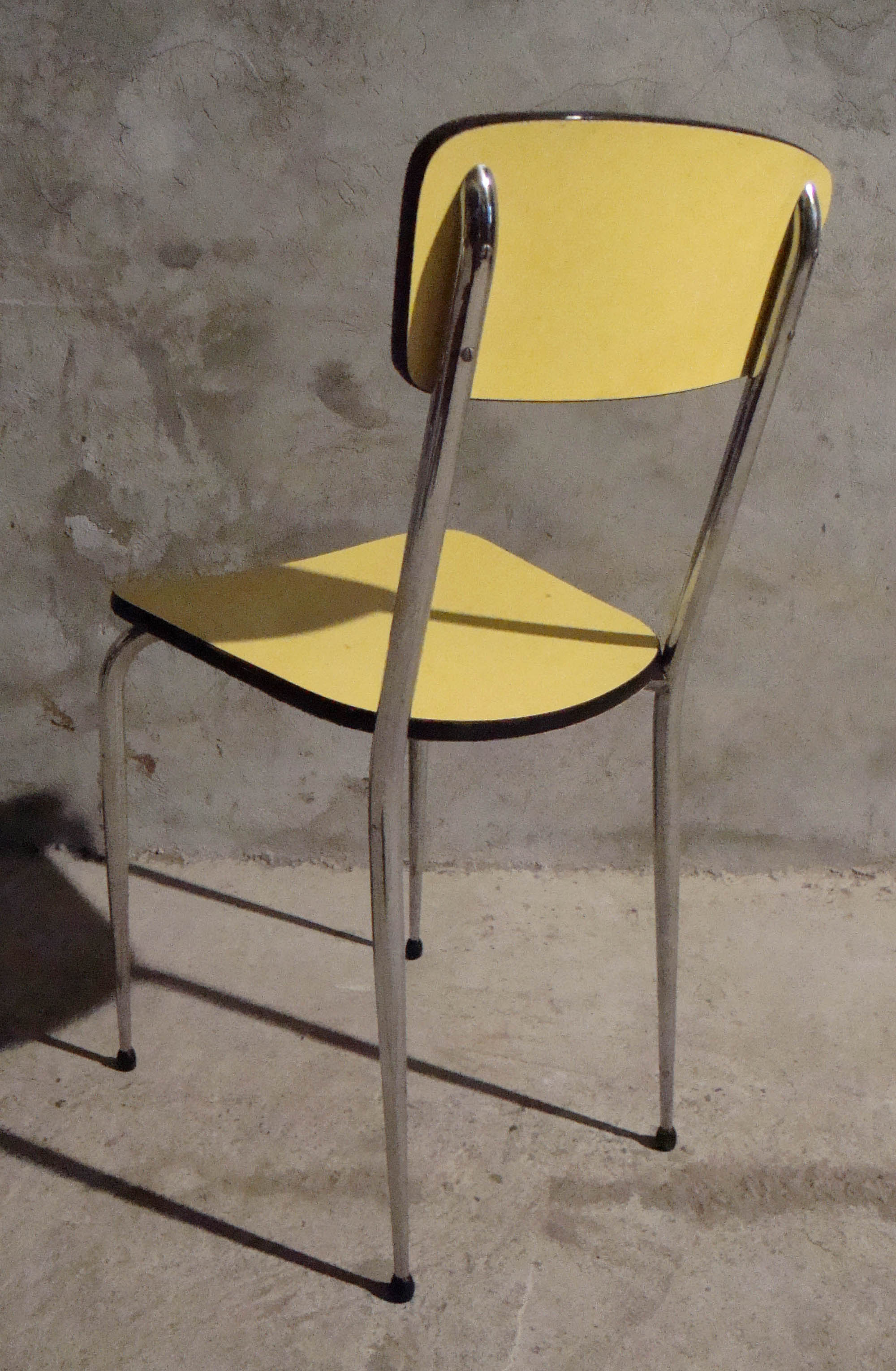 Mobilier vintage en formica le style populaire des années 1960