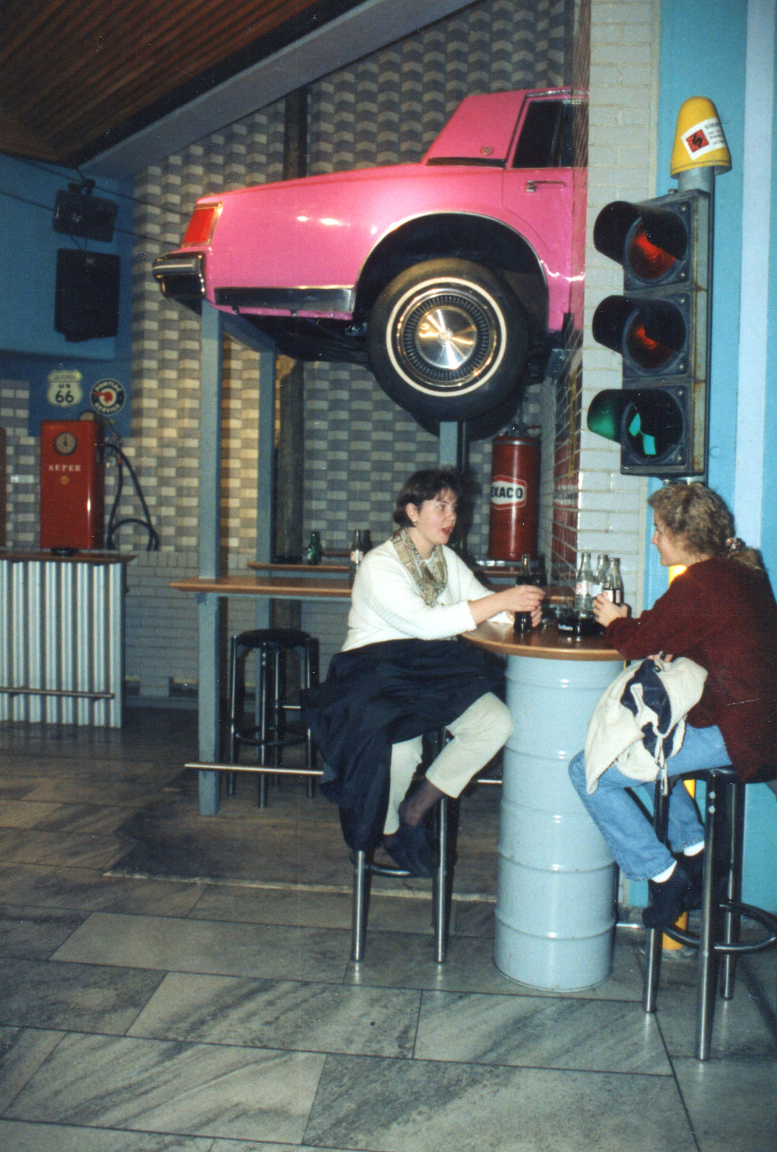 Décoration de cafés, bars ... colonnes à essence, anciens fûts de ...