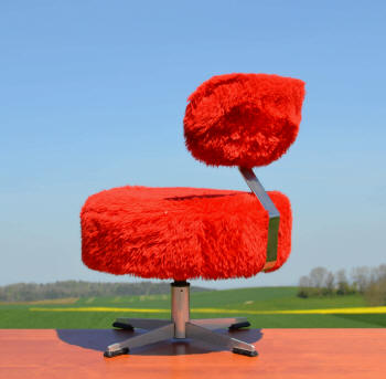 chaise moumoute vintage rouge