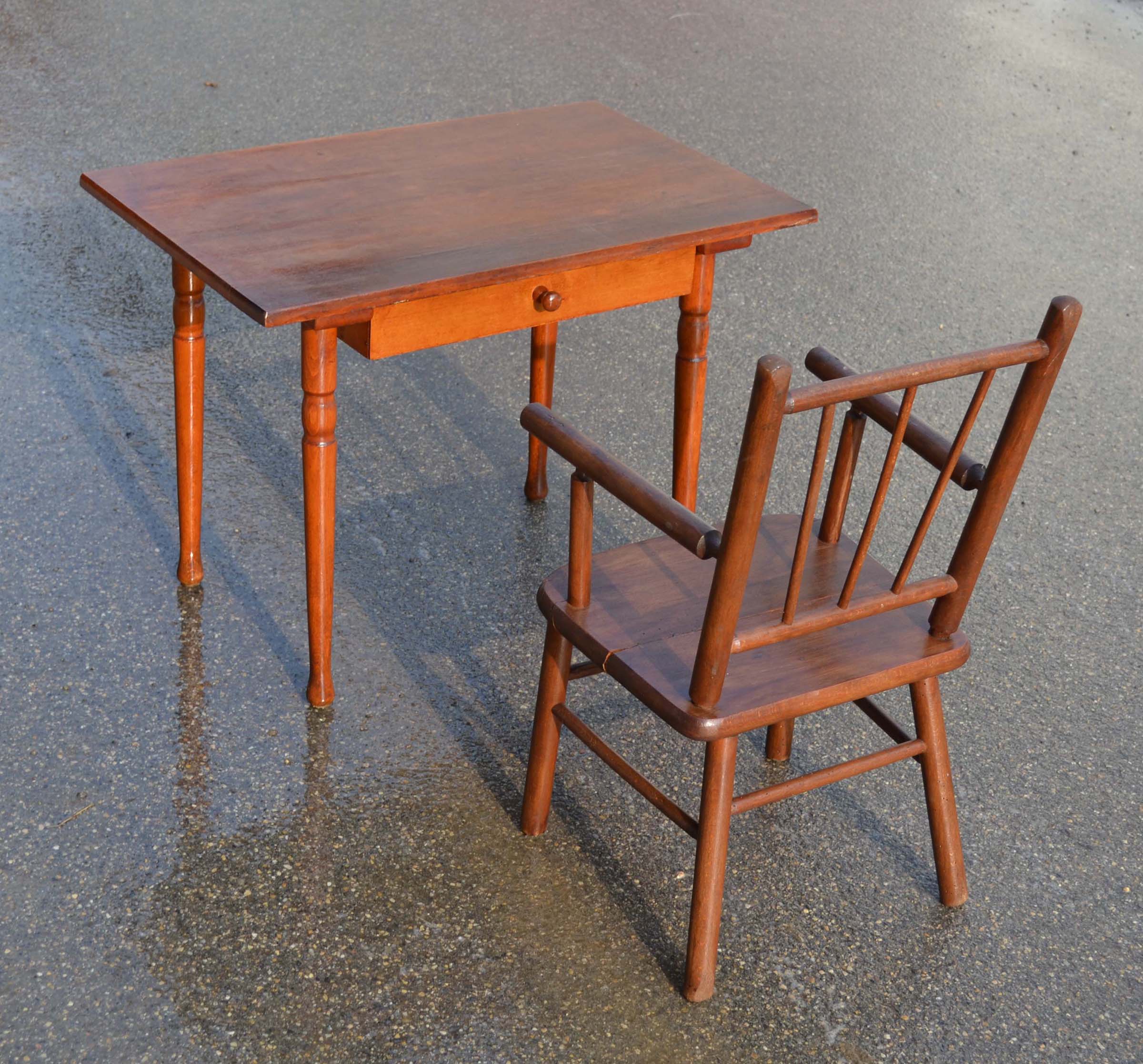 mobilier vintage pour enfants: chaises tables coffres à jouets mobilier  scolaire