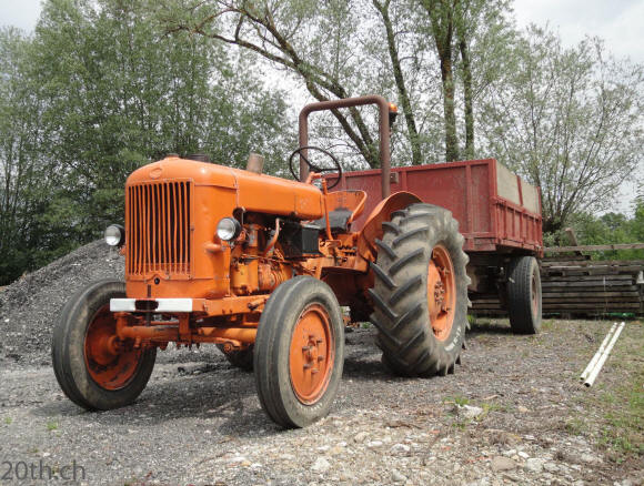 vieux_tracteur_orange_small.jpg